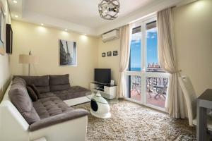 America Apartment by HR Madeira