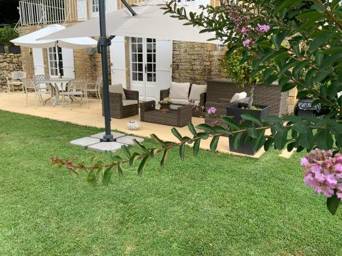 Amity. Exclusive poolside garden apartment