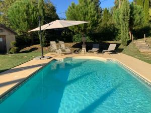 Amity. Exclusive poolside garden apartment
