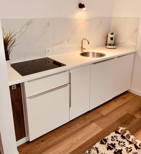 An der Uni Klinik Homburg, Neueröffnung Exklusiv neu renoviertes Apartment mit Küche und Badezimmer