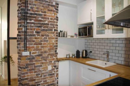 Another brick in the wall - Apartment in Paris. Sleeps 9