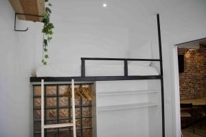 Another brick in the wall - Apartment in Paris. Sleeps 9