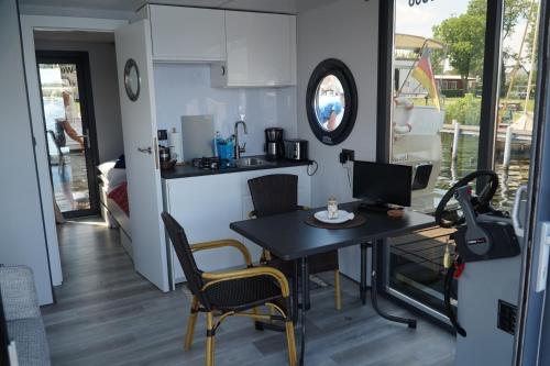 Apart M Cityport Schwimmende Ferienwohnung