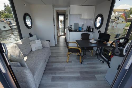 Apart M Cityport Schwimmende Ferienwohnung