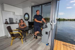 Apart M Cityport Schwimmende Ferienwohnung