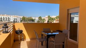 Apartamento com 2 quartos, varanda ampla e piscina