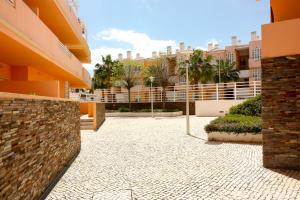 Apartamento com 2 quartos, varanda ampla e piscina