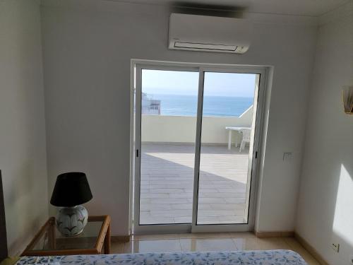 Apartamento com grandes terraços em frente a Praia
