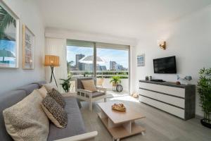 Apartamento em frente à praia com piscina e ténis