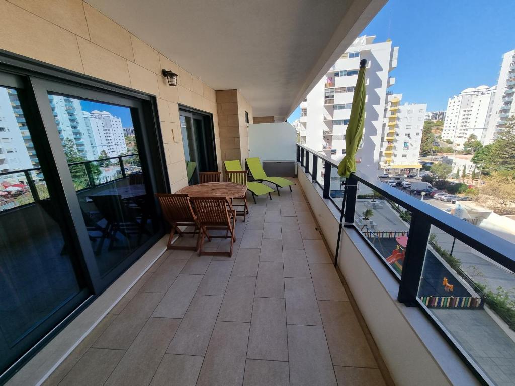 Apartamento na Praia com estacionamento Avenida Engenheiro Francisco Bívar Edifício Rocha Prime Residence, Bloco B, 3, 8500-802 Portimão