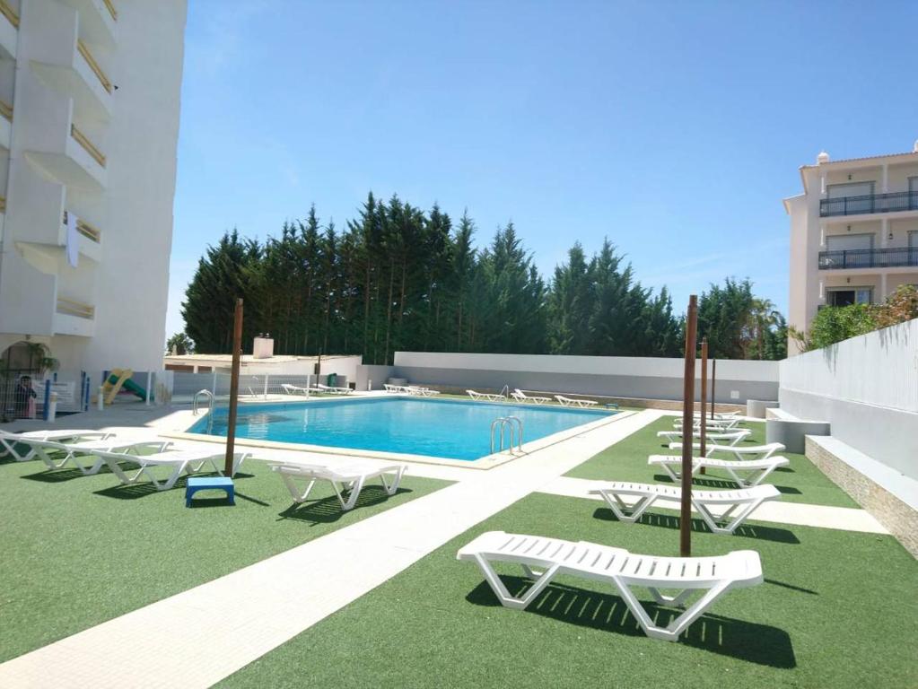 Apartamento T1 com piscina, em Montechoro, Albufeira, Algarve Pct. Vitorino Nemésio Nº 129-A Edifício Júlio Dinis, 5º andar, apartamento 514, 8200-291 Albufeira