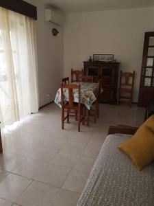 Apartamento T1 RC, em altura a 150m da praia...