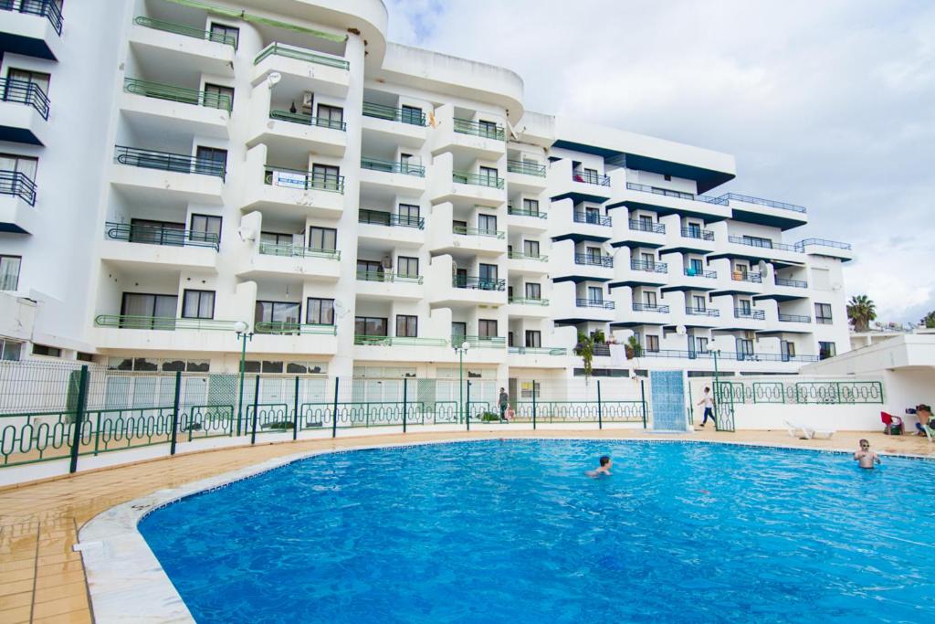 Apartamento T2 com Piscina e Wifi a 350 metros da Praia 1 Rua da Torre da Medronheira, 8200-635 Roja- Pé