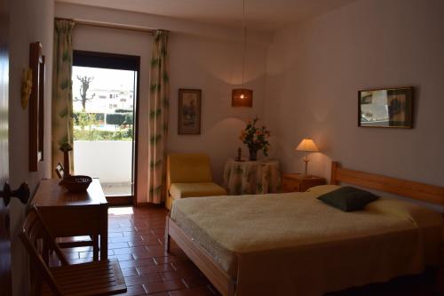 Apartamento T2 com Piscina e Wifi a 350 metros da Praia