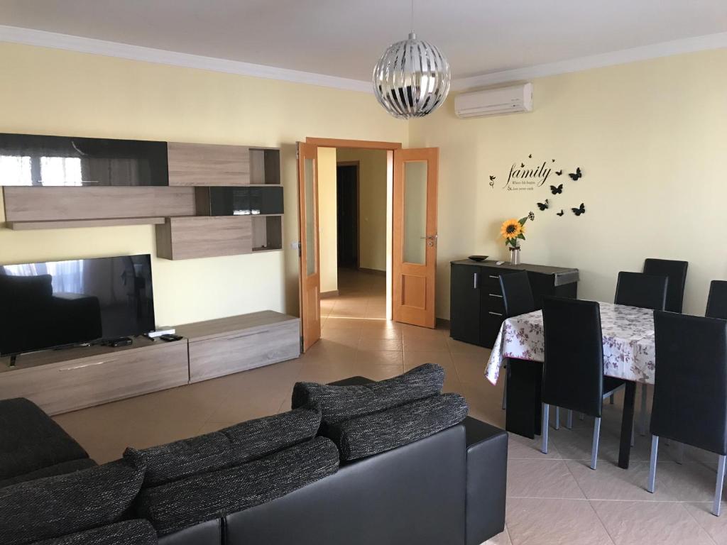 Apartamento T3 AL-GHARB Urb. Panasqueira, Edf. Al-Gharb, bloco C 5.ºA, 8365-154 Armação de Pêra