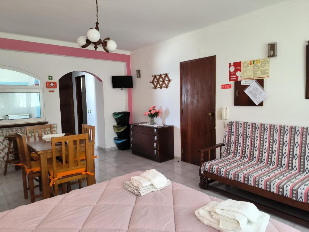 Apartamentos Campos 0 Rua da Farmácia, 11, 7520-437 Porto Covo