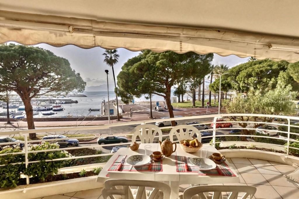 Appartement Apartment 2 bedroom Bijou Plage Cannes Croisette 122 Boulevard de la Croisette 06400 Cannes