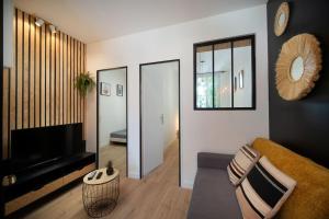apartment air conditioning balcony private parking