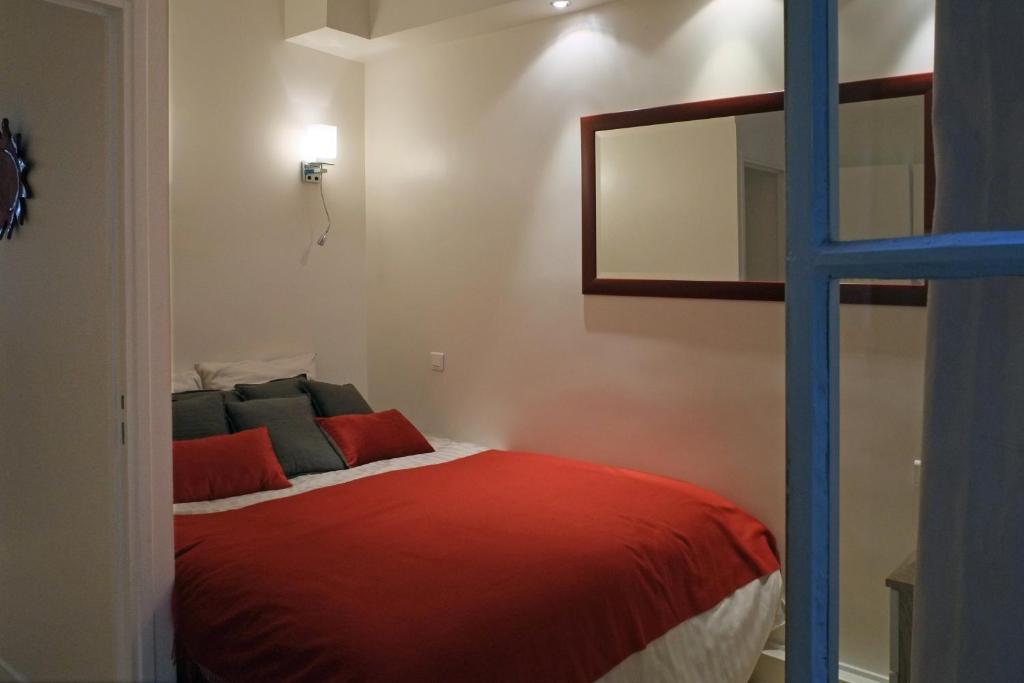 Apartment Bac St. Germain 49, rue de Verneuil, 75007 Paris