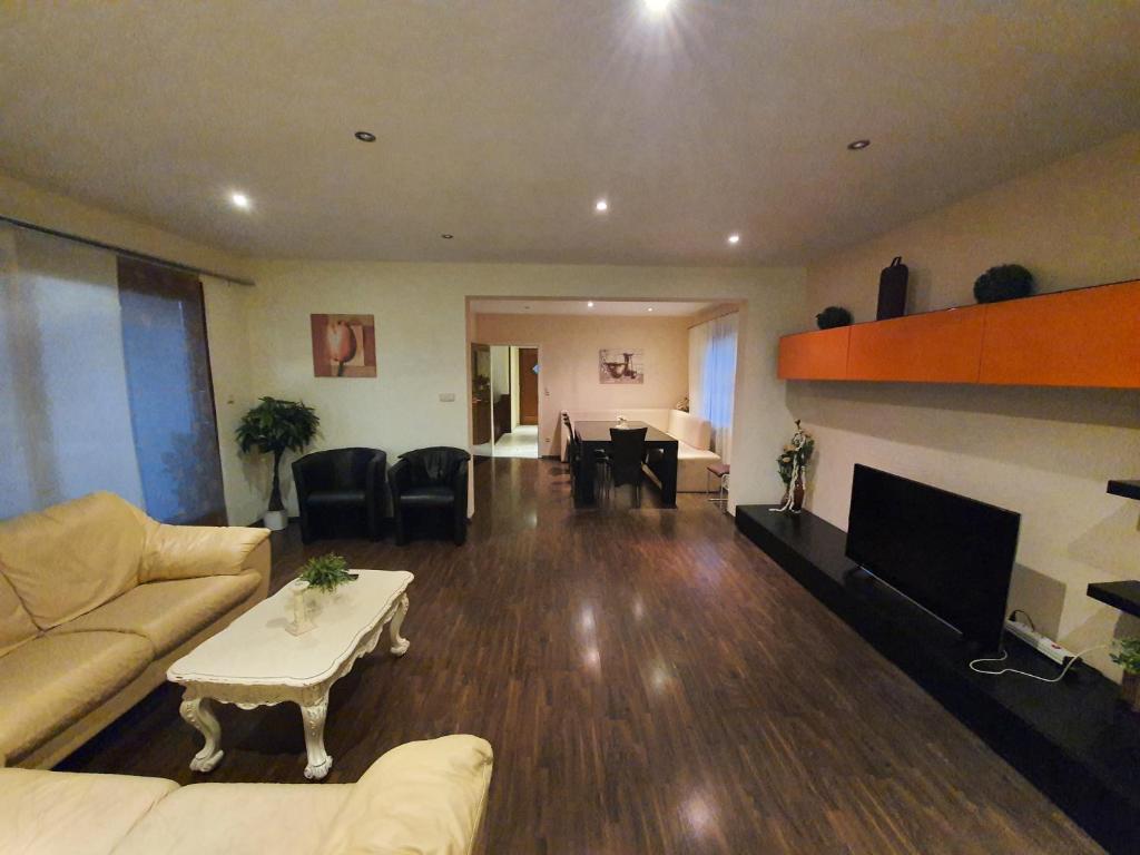 Apartment bei Hamburg bis 10 Personen mit Terasse und Gartennutzung. 21244 Am Butterberg 2 B, 21244 Buchholz in der Nordheide