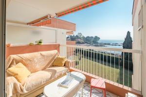 Appartement Apartment Boulouris entre 2 etage 3 1351 Route de la Corniche Boulouris 83700 Saint-Raphaël Provence-Alpes-Côte d\'Azur