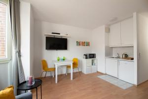 Apartment Düsseldorf Wersten Nähe Uni & Uniklinik, neue Möbel & Bad, Kochnische