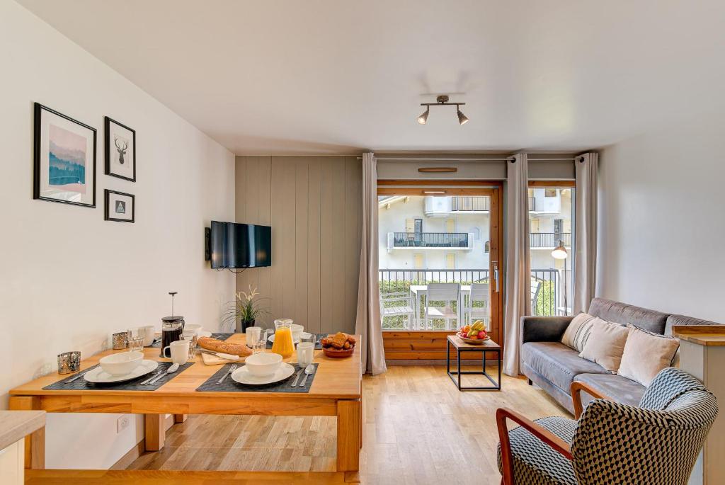 Apartment Fermes du Montenvers B11 - Alpes Travel - Central Chamonix - sleeps 4-5 278 Rue Helbronner, 74400 Chamonix-Mont-Blanc