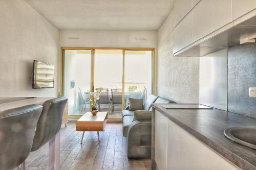 Apartment hotel Luxe vue mer à 100 mètres des plages étage 8