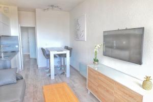 Apartment hotel Luxe vue mer à 100 mètres des plages étage 8
