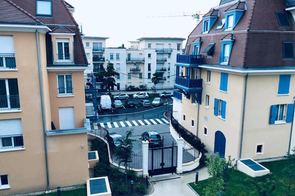 Apartment in Paris Suburb, 15 minutes to center. 337 18 Avenue Charles de Gaulle, 93150 Le Blanc-Mesnil