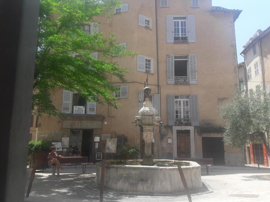 Appartement Apartment in the heart of Cotignac 2 Rue des Deux Places 83570 Cotignac
