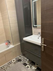 Apartment in the Heart of The Champs Elysées with Balcony