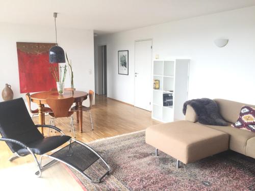 Apartment in weißer Villa im Stil der klassischen Moderne