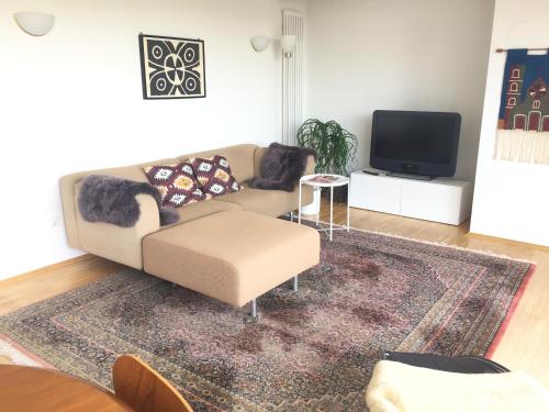 Apartment in weißer Villa im Stil der klassischen Moderne