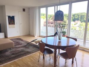 Apartment in weißer Villa im Stil der klassischen Moderne