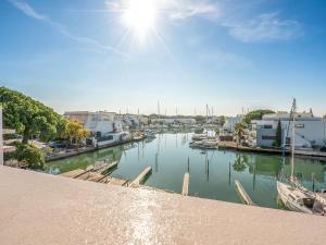 Appartement Apartment Les Marinas d'Ulysse IV  30240 Le Grau-du-Roi Languedoc-Roussillon