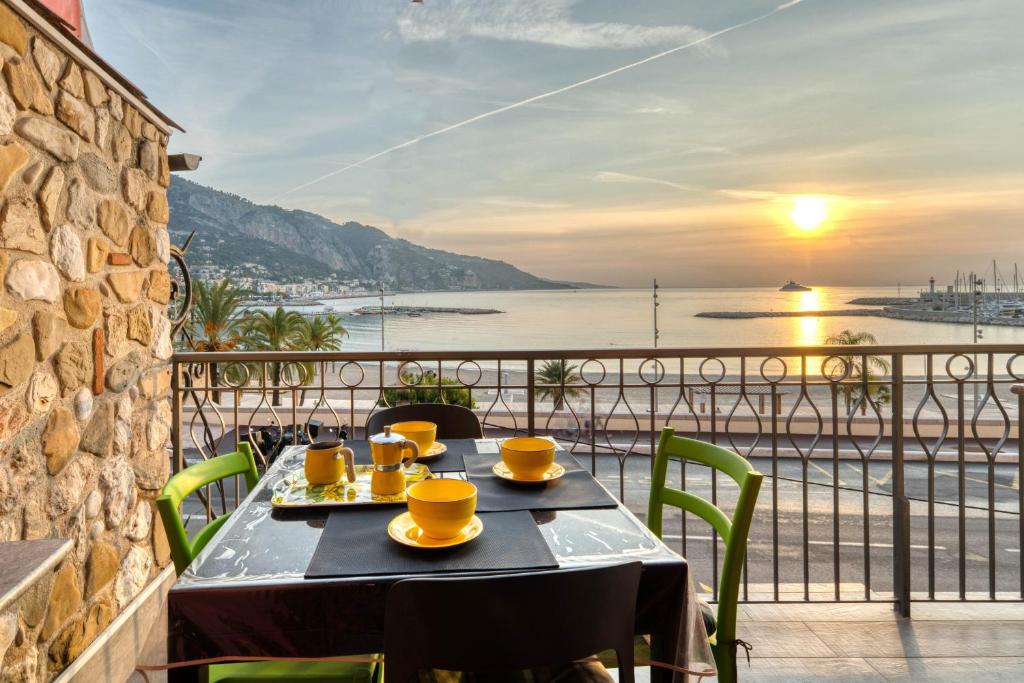 Appartement Apartment les Sablettes panoramic sea view Quai Bonaparte, traverse des diamants 06500 Menton