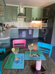 Apartment mit romantischem Garten und Außenpool