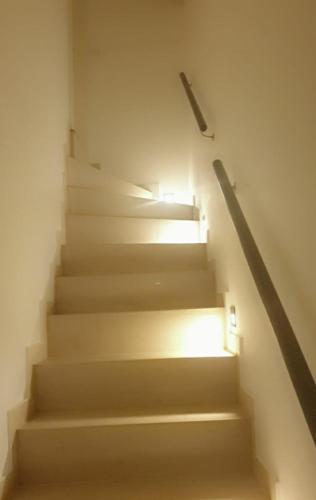 Apartment mit schöner, moderner Einrichtung