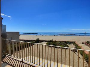 Appartement Apartment on the sand with sea view in Valras-Plage for 5 people 9 Cours Jean Gau 34350 Valras-Plage Languedoc-Roussillon