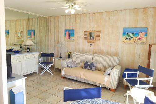 Apartment on the seafront and beach quiet