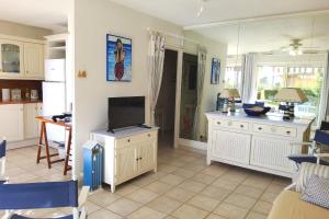 Apartment on the seafront and beach quiet