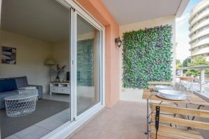 Apartment with a furnished terrace near all amenities & main tourist sites
