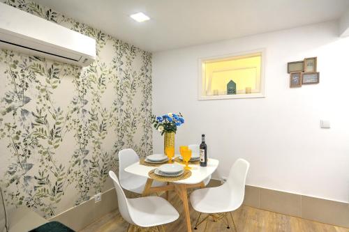Apartment with a Terrace, Air Conditioner and Fast Internet