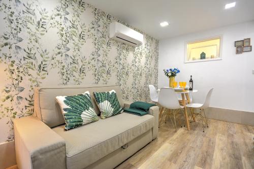 Apartment with a Terrace, Air Conditioner and Fast Internet