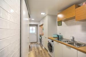 Apartment with a Terrace, Air Conditioner and Fast Internet