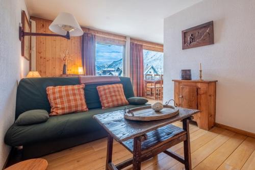 Apartment With Balcony And Mountain View