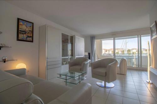Apartment With Balcony And View On The Port