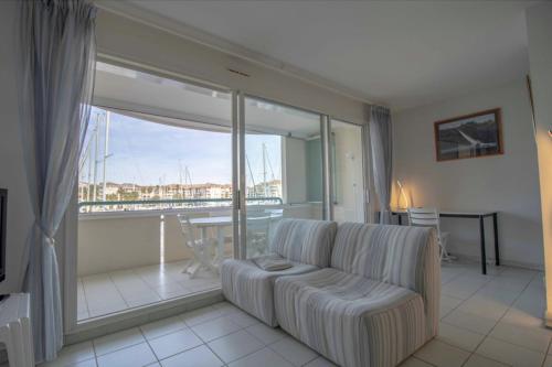 Apartment With Balcony And View On The Port