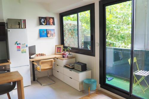 Apartment with balcony near the Seine
